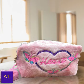 Bolsa/Estojo/Necessaire/Organizador de Pelúcia - Design Bordado de Borboleta e Coração Com Pingente de Pom-Pom -WL em Oferta na Shopee