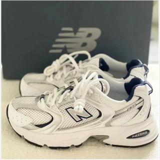 Aumento Da Respiração 530 Do Mesmo Estilo De Sapatos Esportivos Prateados