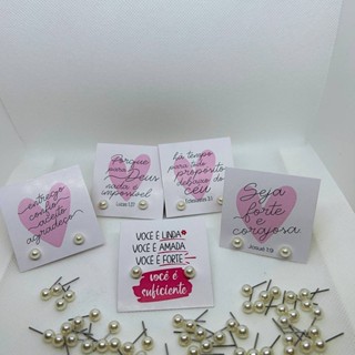 50 Pares Brinco de Pérola + Tag Mensagem Bíblica | Lembrancinha Brinde Mimo para Cliente