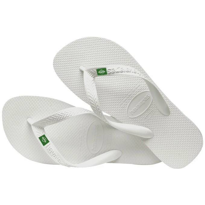 Vista de ângulo superior mostrando um chinelo sobre o outro, evidenciando o design e a marca