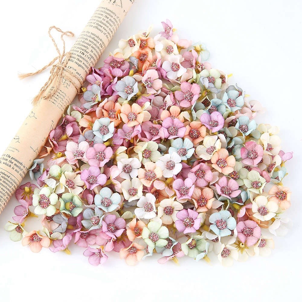 50Pcs 2cm Daisy Artificial Flower Head Pequena Cabeça De Flor De Seda Multicolor Falsas Coroa Para A Decoração De Bolo De Casamento Em Casa Wreath DIY Craftdecoração de quarto