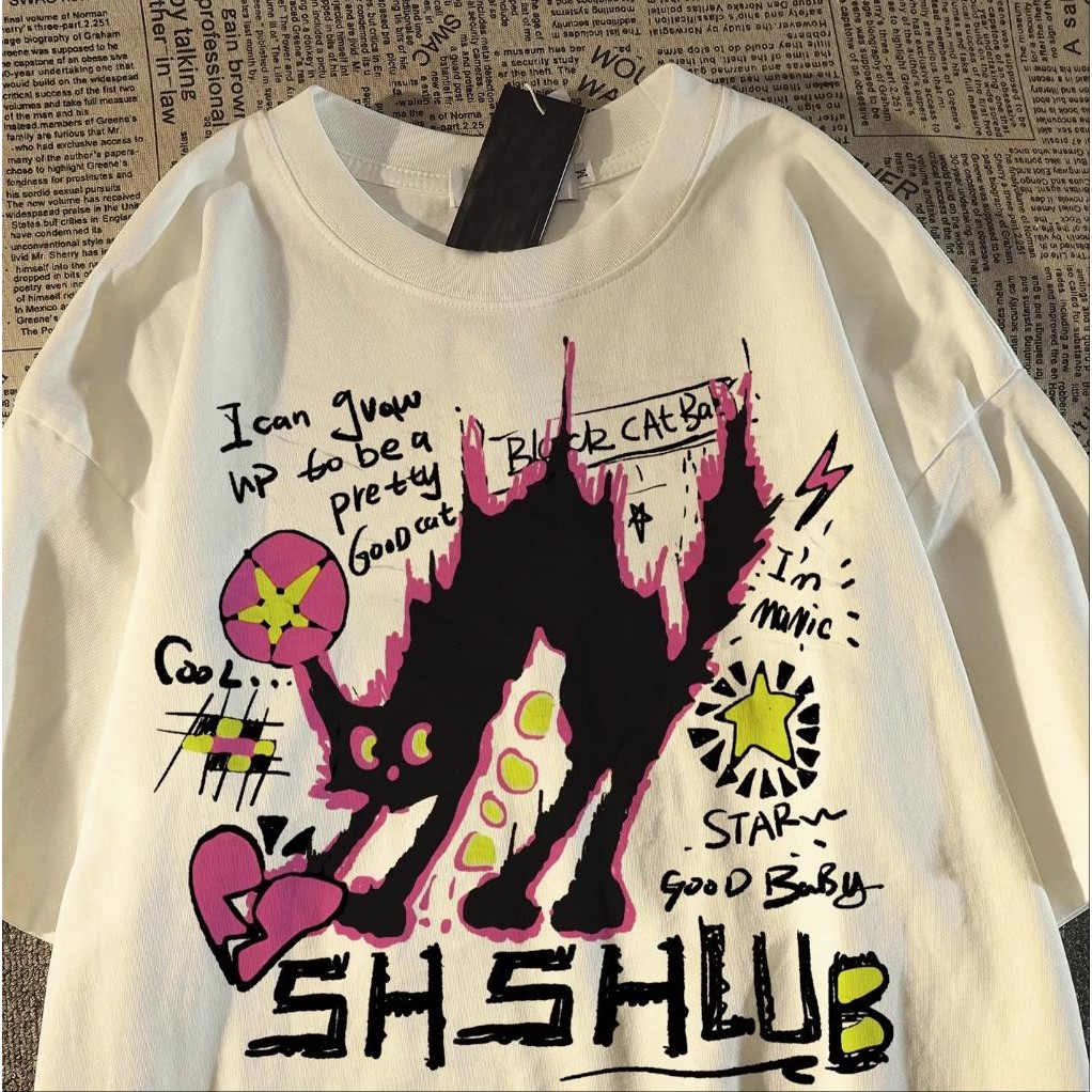 Camiseta Unissex Oversized, Estampa Gato Preto com Textos Coloridos, Streetwear Novo