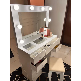 Decore com Glamour: Mesa Camarim com Espelho e Luzes Deslumbrantes