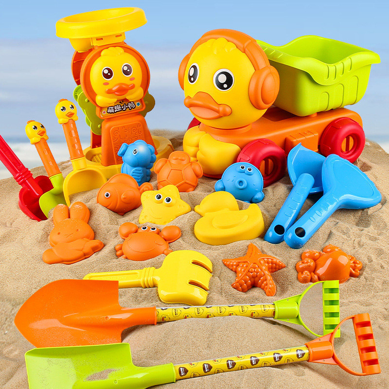 Brinquedos da piscina de areia Crianças cavando areia brincar de areia ...