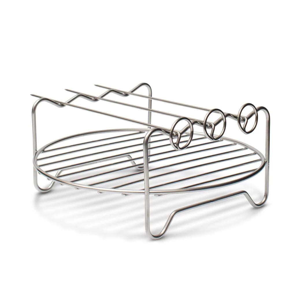 Grade dupla em aço inoxidável para Air Fryer com suporte para espetos. A estrutura possui uma grelha redonda na base elevada por pés de metal e um segundo nível superior com encaixes para três espetos de metal, que estão posicionados horizontalmente. Os espetos possuem argolas na extremidade para facilitar o manuseio. Fundo branco isolado.