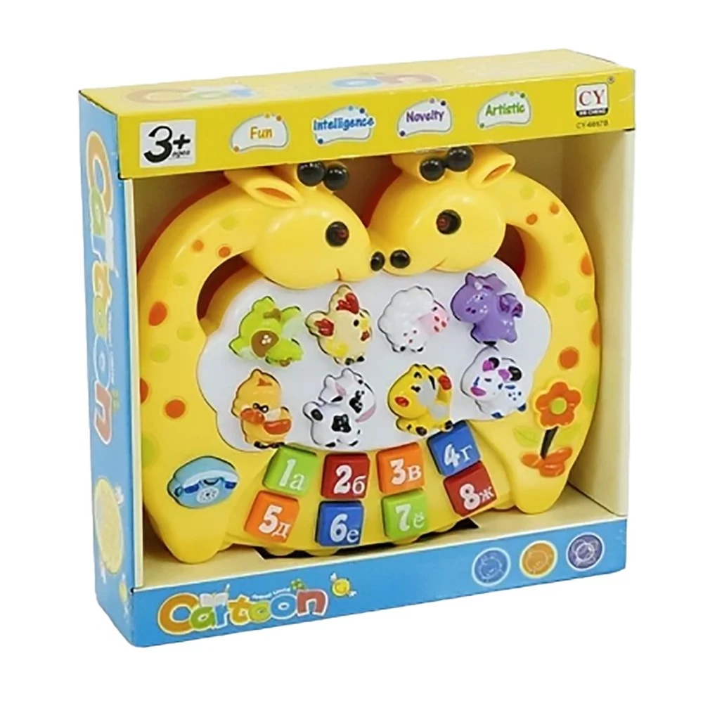 Criança brincando com Piano Musical de Girafa