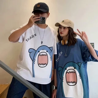2023 Nova Tendência Da Moda Coreana Top Dos Desenhos Animados Pequeno Tubarão Impresso T-shirt Dos Homens Rodada Top Manga Curta Hip Hop Rua Tops Ano Novo Casal Preto TEE
