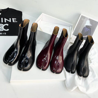 MM6 Novo Niche Retro Botas Curtas Tabi Split Toe Shoes , Sapatos De Ferradura , De Chaminé Femininas Chelsea Martin Boots De Fundo Plano