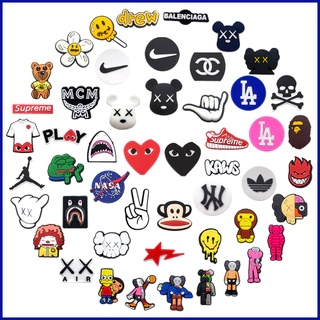 2024 Hot Jibz 1 Peça Logotipo Da Moda Para Croc Charm Cartoon Pin Sapato Acessórios Sandálias Fivela Presente