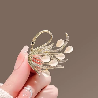 Delicado Broche De Cisne De Olho De Gato Feminino De Alta Qualidade Corpete Fashion Suit Personalidade Pin Neckline Clothing Accessories