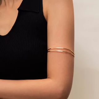 Sinple Open Hollowed Out Metal Pulseira De Braço Superior De Oco Para Mulheres Encanto Feminino Bangle Bracelet Acessórios No 2024 Fashion Jewelry Presentes Femininos
