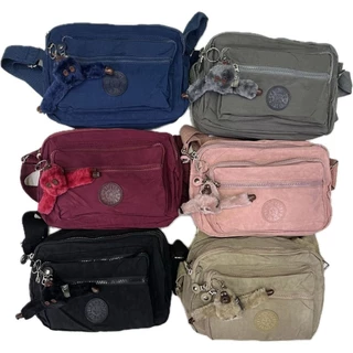 Bolsa casual grande com chaveiro de macaco