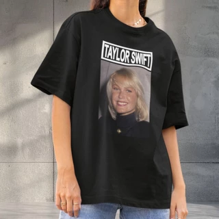 Camiseta Meme Xuxa Taylor Swift Humor Logo Ironica Engraçado Sátira Pop The Eras Tour Musica