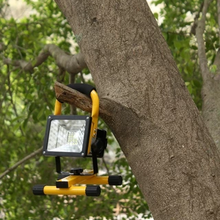 Lanterna Holofote Led Recarregável 30 Watts Longo Alcance em Oferta na Shopee