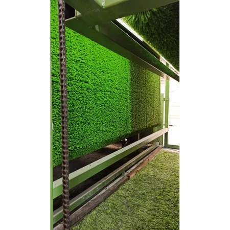 parede de grama sintética verde em estrutura de metal
