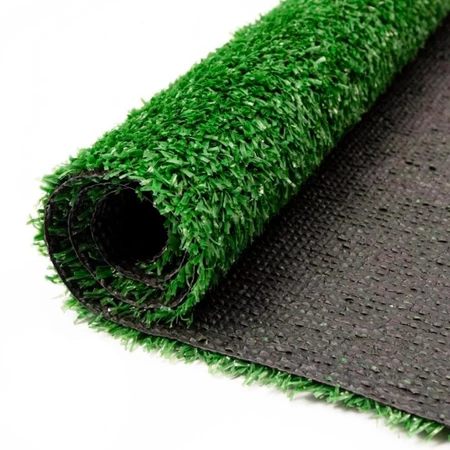 rolo de grama sintética verde sobre fundo preto