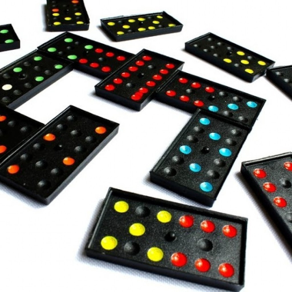 Dominó Colorido Brinquedo Jogo Em Casa Preto Plástico com selo Inmetro ...