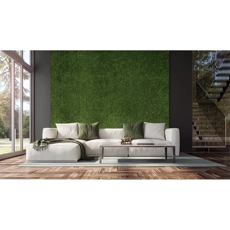 sala com parede de grama sintética verde e sofá branco