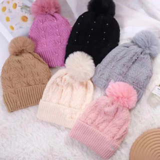 Gorro Feminino de Lã / Forrado / Antialérgico e Super Quentinho / Design Elegante Com Pérolas e Pompom - WYL em Oferta na Shopee