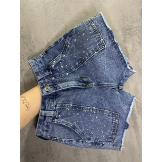 Short Jeans Com Strass No Bolso
