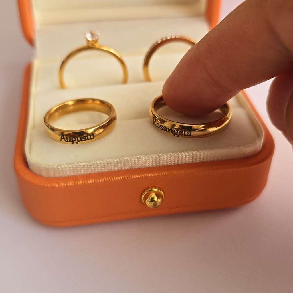 Par de alianças banhada ouro18k lisa + Solitário e Aparador + Externa Gravação nome e data COD-20