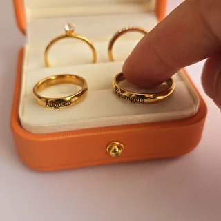 Par de alianças banhada ouro18k lisa + Solitário e Aparador + Externa Gravação nome e data COD-20