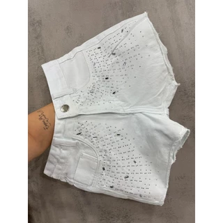 Short Jeans Branco Com Barra Desfiada E Detalhe De Pedras Em Strass