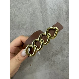 Cinto Minimalista Com Detalhe Dourado
