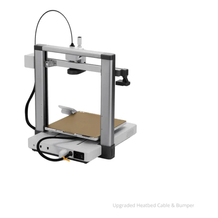 Vista traseira da impressora 3D Bambu Lab A1 destacando o cabo da mesa aquecida e o para-choque