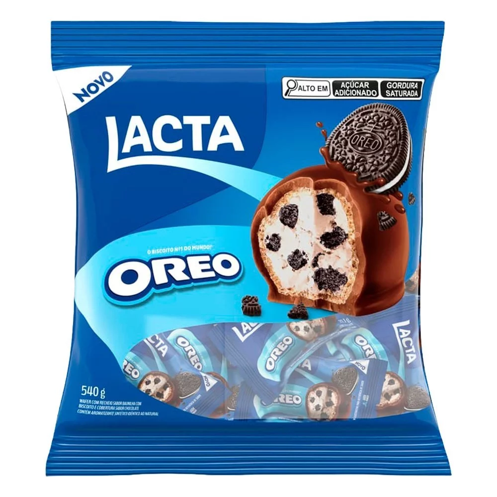 Um pacote do chocolate Lacta Oreo 540g em destaque, mostrando um pedaço cortado do chocolate com recheio de Oreo.