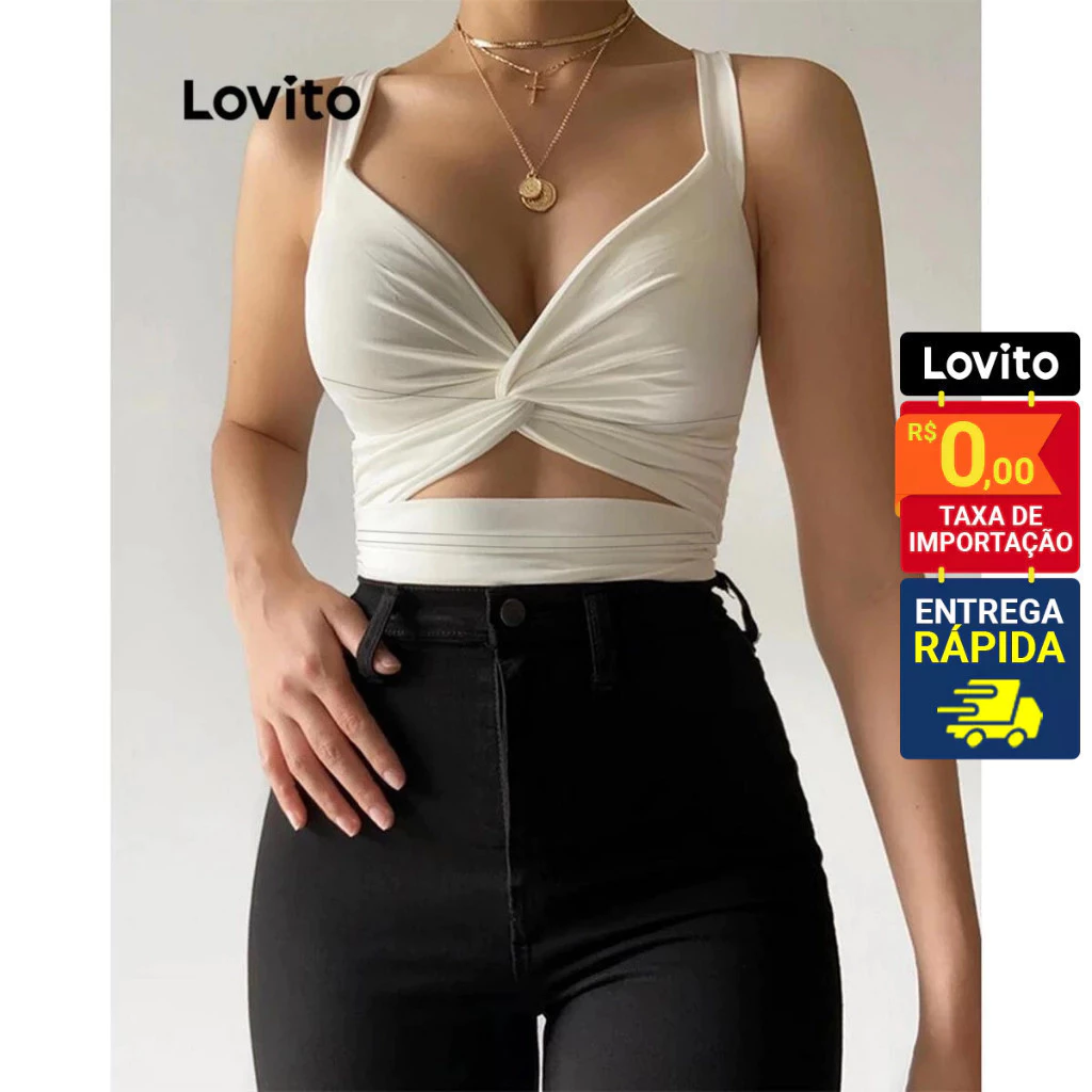 Modelo vestindo top regata branco com recorte frontal e calça preta