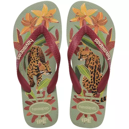 Par de chinelos Havaianas com estampa de onça pintada e flores tropicais em tons de verde, laranja e vermelho, com tiras vinho.