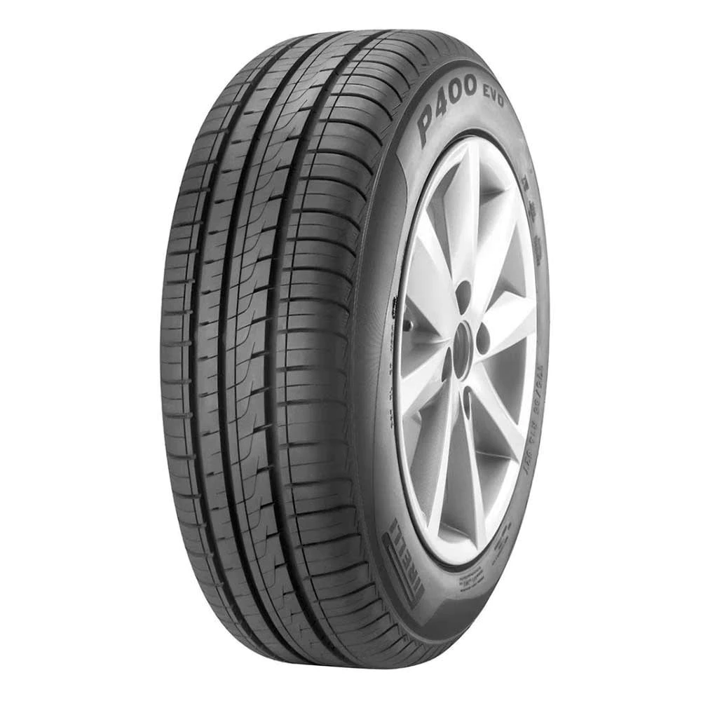 Vista frontal e lateral de um pneu Pirelli P400 EVO destacando o padrão da banda de rodagem.