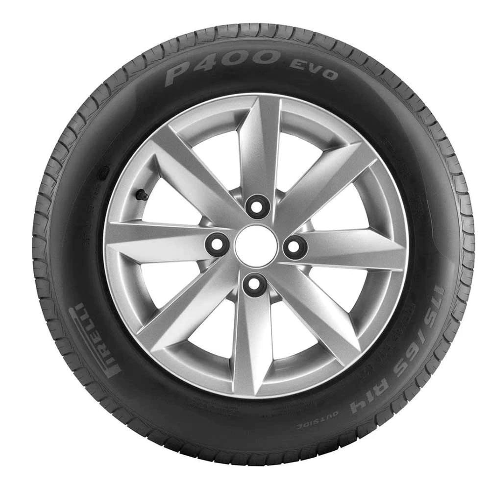 Visão lateral completa do pneu Pirelli P400 EVO montado, exibindo o perfil e as marcações na borracha.