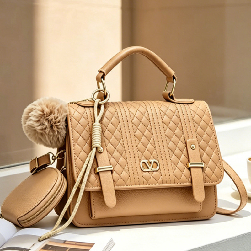 Conjunto Bolsa Feminina 2 Peças com Pompom (couro sintético) — cor rosa/nude
