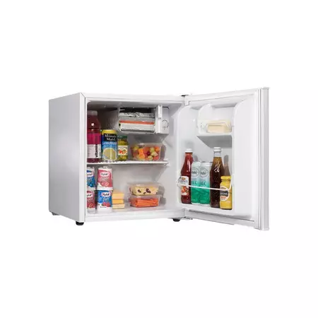 Geladeira compacta branca aberta com alimentos e bebidas
