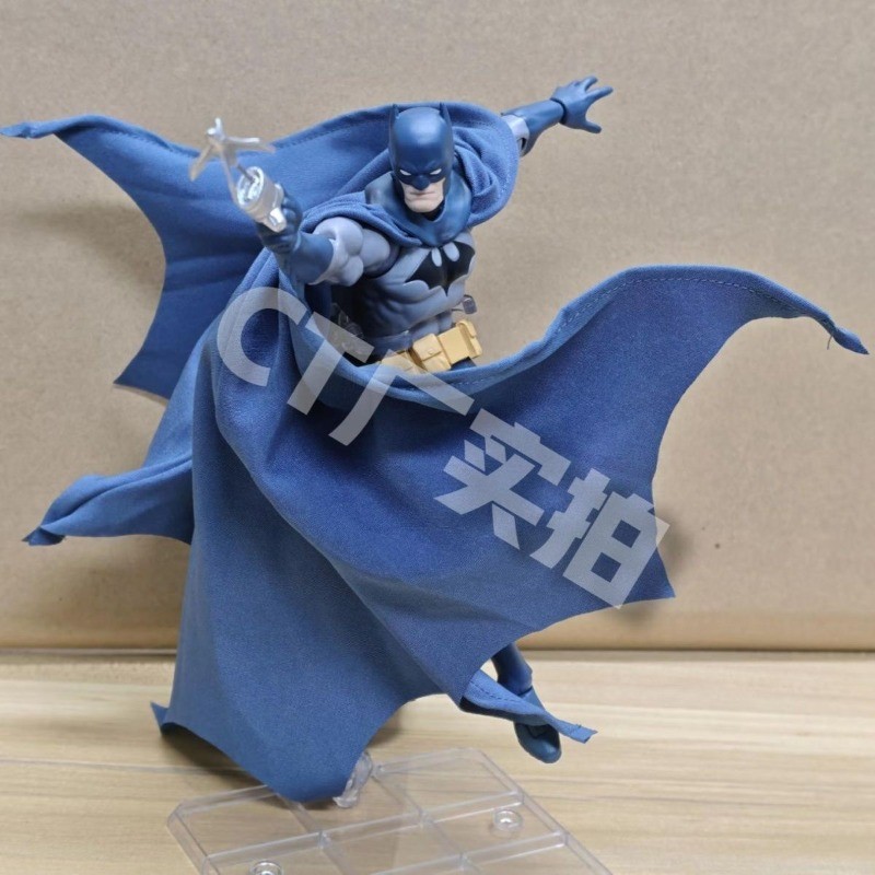 CT Toys Batman MAFEX 105 Azul Hush DC Comics Figura Modelo