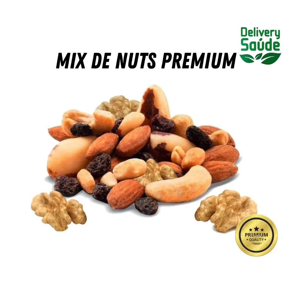 Porção do Mix de Nuts Premium espalhada sobre fundo branco com selo dourado de qualidade e logo da Delivery Saúde