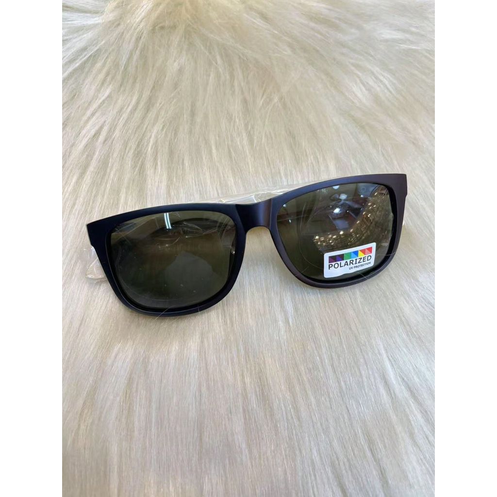 Óculos de sol com pernas de madeira de bambu.