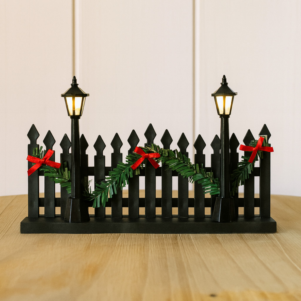 Cerca Decorativa com Postes Iluminados e Festão Vila Natalina Preto