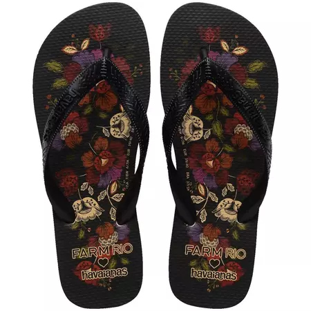 Par de chinelos Havaianas Farm Flor de Fita pretos com estampa floral colorida e logos Farm Rio e Havaianas no calcanhar
