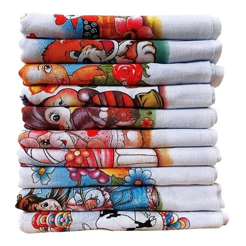 Pilha de panos de prato estampados com desenhos infantis variados, exibidos em um fundo branco.