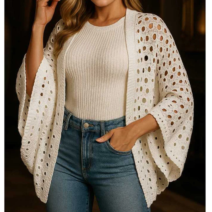 Modelo vestindo capa kimono branca de tricot rendado com jeans