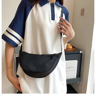 Bolsa Shoulder Bag Transversal Curvada Casual Feminina  marisa em Oferta na Shopee