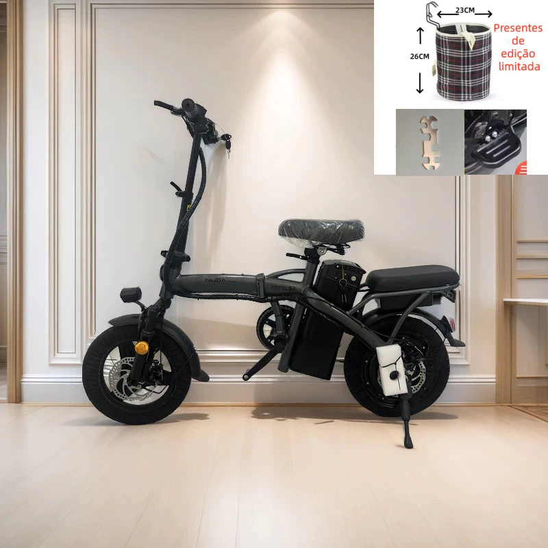 Bicicleta elétrica dobrável NUDA preta, com cesto xadrez de brinde, em um ambiente interno com parede branca e detalhes clássicos.