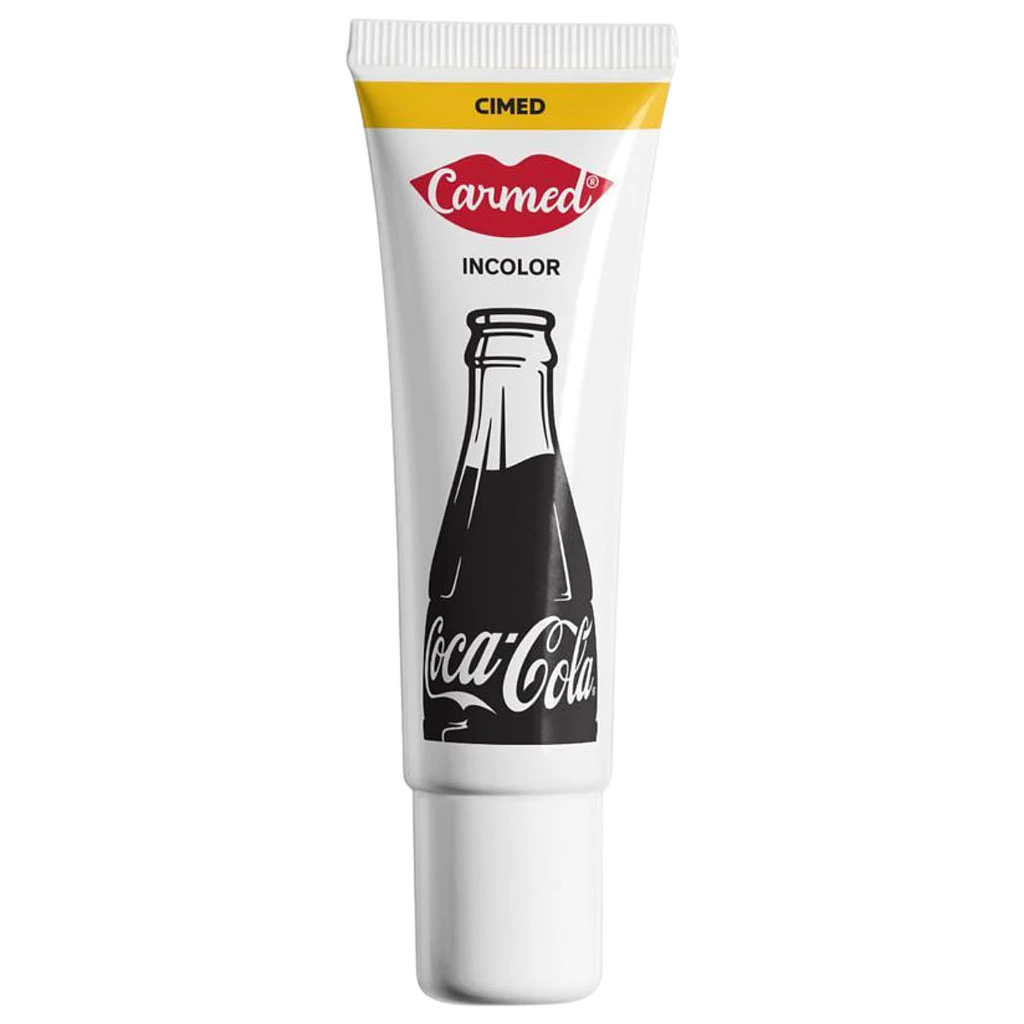 Tubo de hidratante labial Carmed Incolor com a imagem estilizada de uma garrafa Coca-Cola