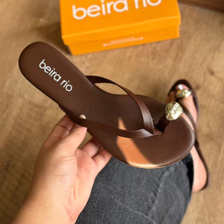 Sandália Beira Rio Rasteira Detalhe Dourado no Dedo 8384.767