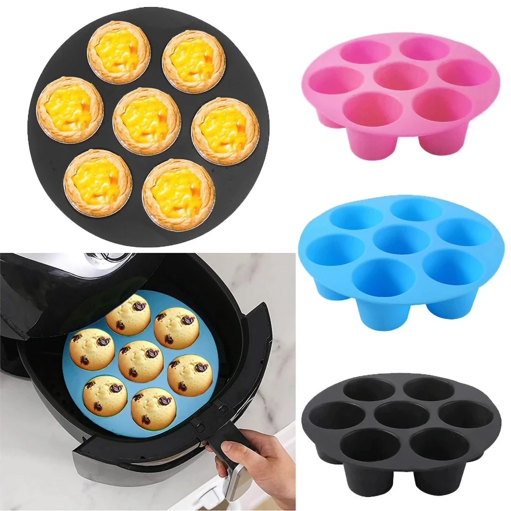 Montagem de imagens mostrando formas de silicone para Air Fryer. No canto superior esquerdo, uma forma preta redonda com sete cavidades contém mini tortas de ovo assadas. Abaixo dela, uma mão segura a gaveta de uma Air Fryer preta aberta, revelando uma forma de silicone azul claro com sete muffins de chocolate dentro. À direita, três formas redondas vazias com sete cavidades são mostradas em perspectiva nas cores rosa, azul e preta. Todas as formas têm bordas onduladas e são feitas de material flexível.