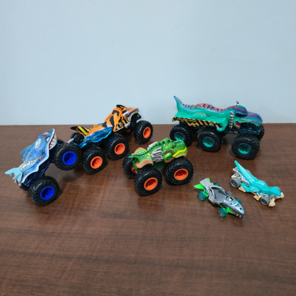 HOT WHEELS MONSTER TRUCKS KIT C/6 CARRINHOS SHARK VS DINO JGD68