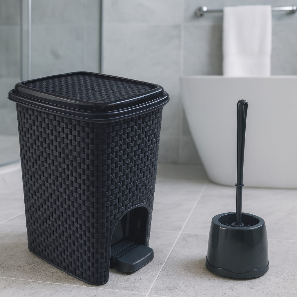 Combo Lixeira Rattan Preta 7 litros com Escova Sanitária Reforçada Preto e Branco c/ Pedal Banheiro